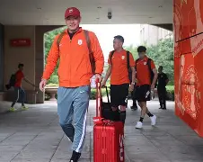 游泳大师赛掀起高潮,泰山白虎队绝杀燕山天狼队,老将里程碑之夜——(山东队游泳运动员) 游泳大师赛掀起高潮,泰山白虎队绝杀燕山天狼队,老将里程碑之夜——(山东队游泳运动员)