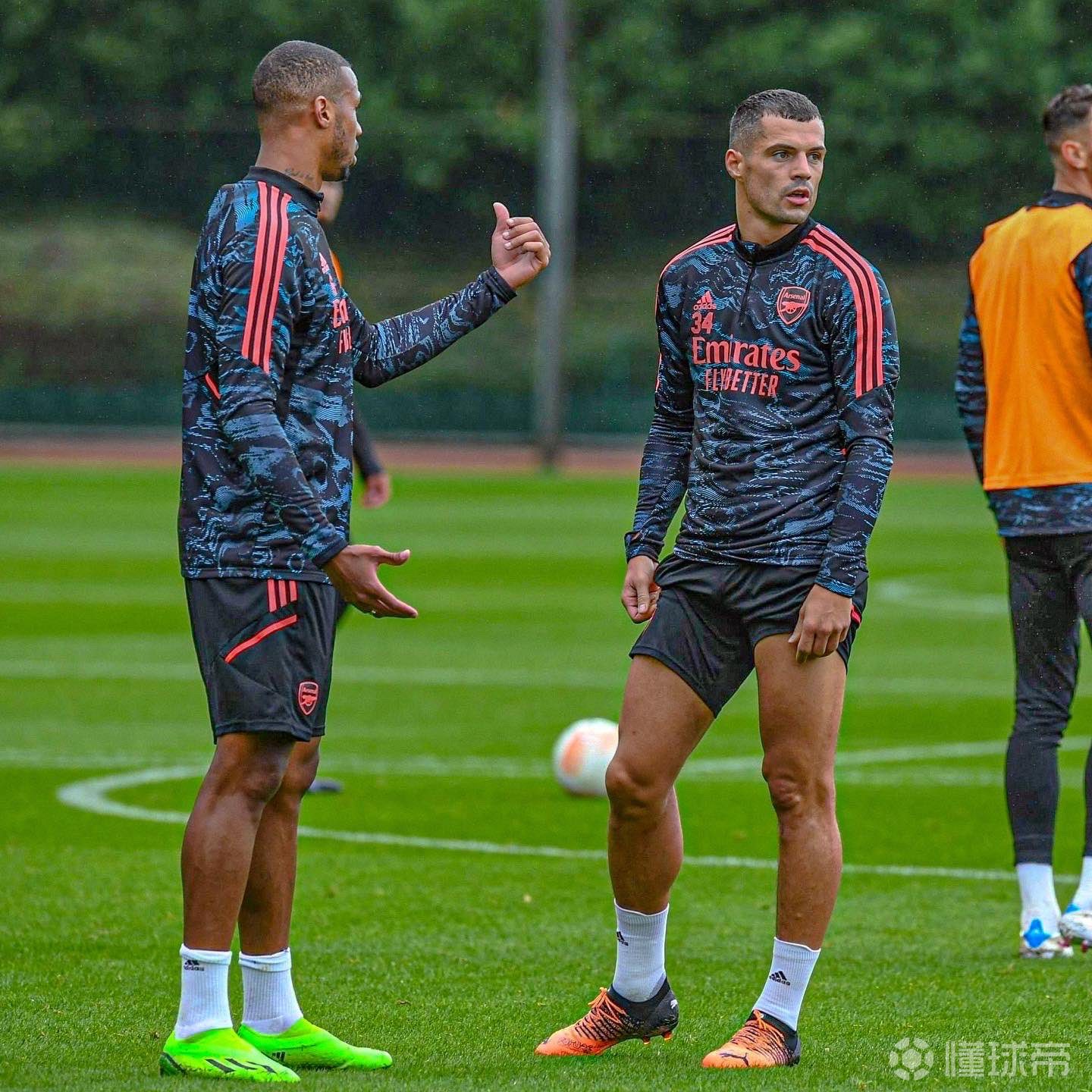 包含赛后瓦伦西亚备战欧联，回应争议细节曝光，压力陡增，训练强度明显提升的词条