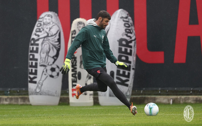 AC米兰发布备战花絮,赛前完成体检,足总杯任务艰巨,团队化学反应显著 AC米兰发布备战花絮,赛前完成体检,足总杯任务艰巨,团队化学反应显著