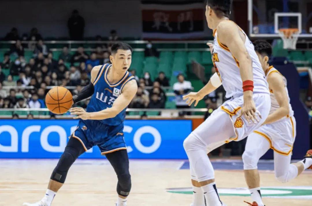  赛后德甲焦点战，山东男篮主帅复盘，媒体盛赞，更衣室氛围转暖