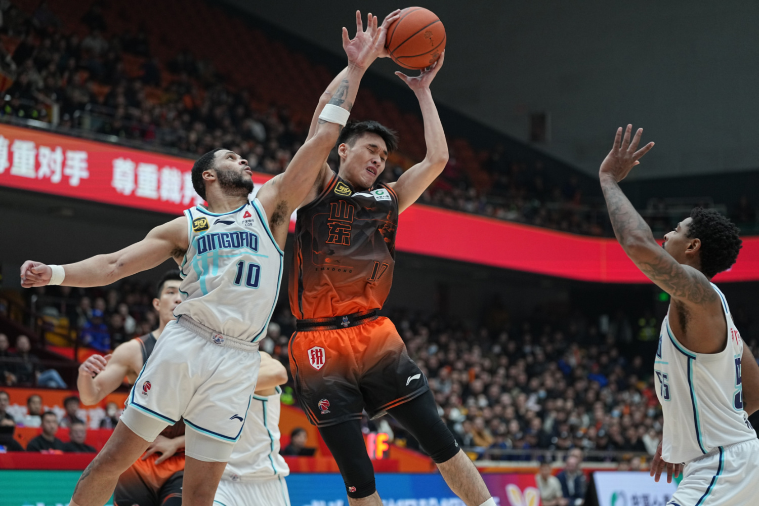  赛后德甲焦点战，山东男篮主帅复盘，媒体盛赞，更衣室氛围转暖