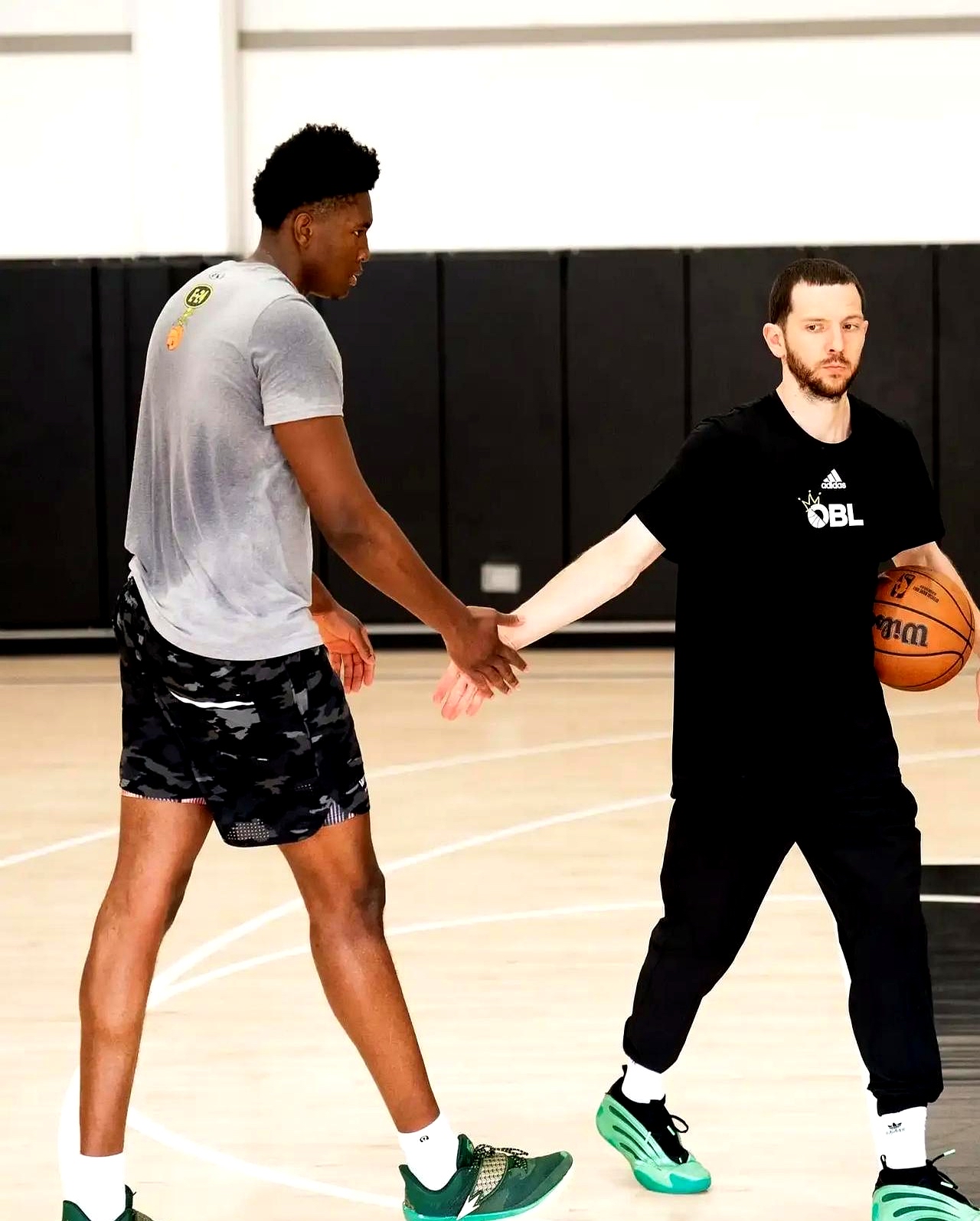 关于今夜休斯敦火箭调整名单以备欧冠，远射贴柱环节打磨，更衣室稳定，阵容厚度经受考验的信息