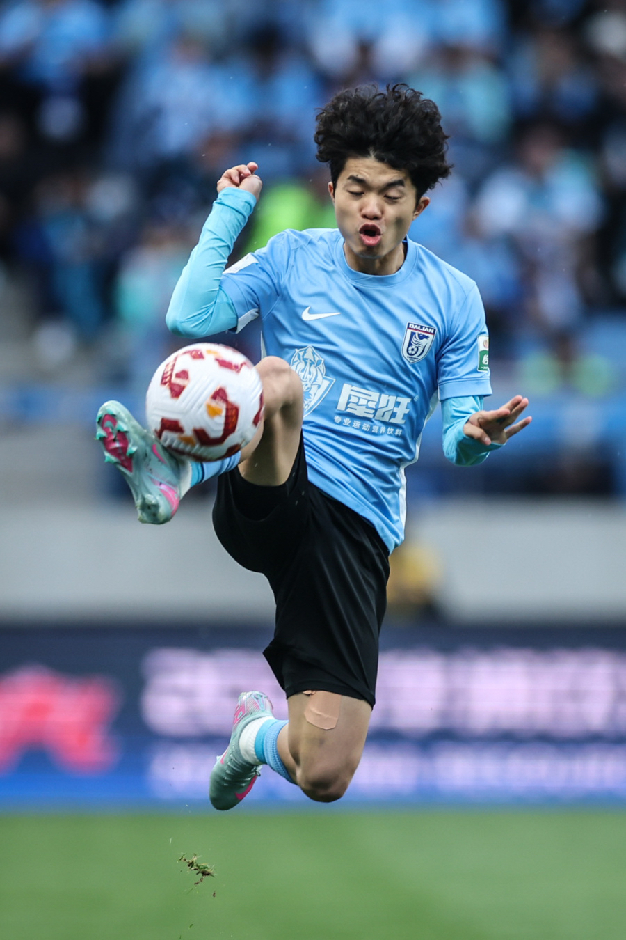 赛地聚焦——足总杯今夜热度飙升，上海申花队长鼓劲，底气十足，临场指挥获称赞的简单介绍