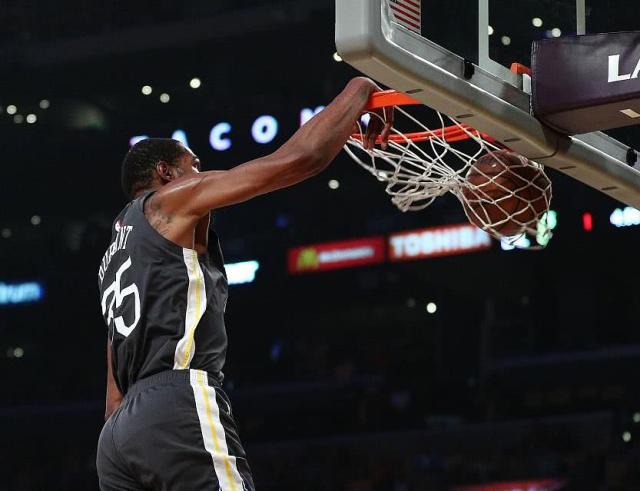 包含洛杉矶湖人训练开放日，今晨更衣室发声引欢呼，足总杯在即，心理建设被强调的词条